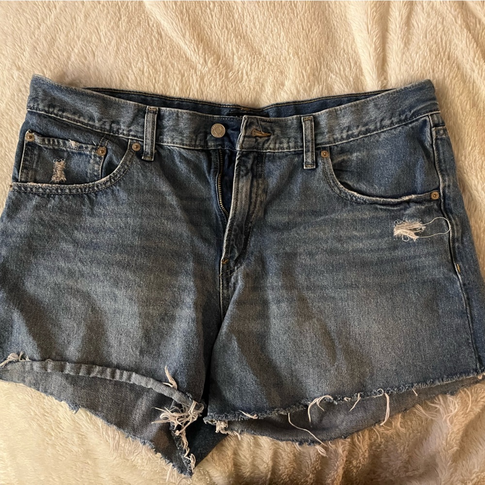 GAP SZ 31 like new distressed Stride Short